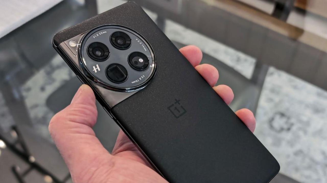 कौड़ियों के भाव लॉन्च हुआ OnePlus 12 5G प्रीमियम 5G स्मार्टफोन, 12GB रैम के साथ मिलेगा 256GB का स्टोरेज 